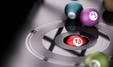 Live blackjack table on PMGC showing dealer, cards, and player chat
